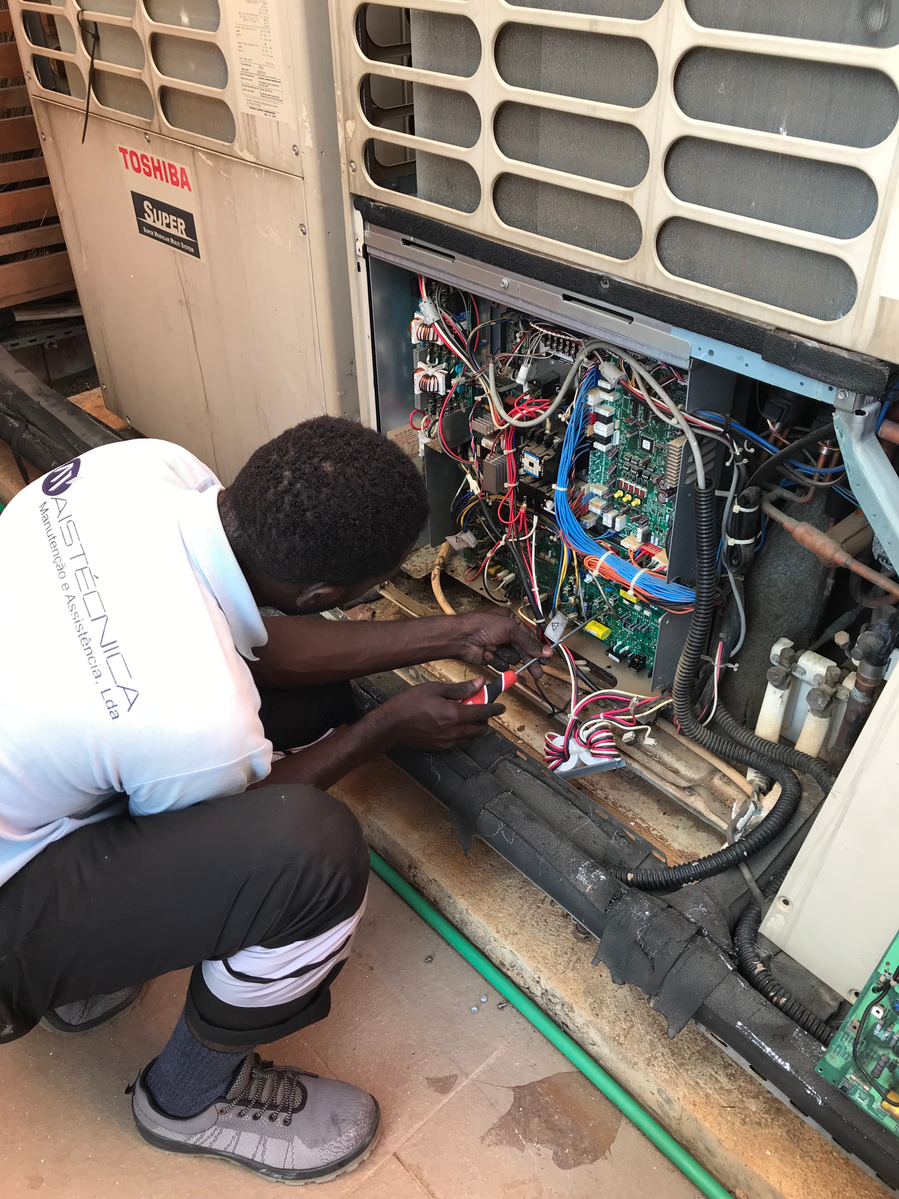 Técnico especializado em manutenção de ar condicionado